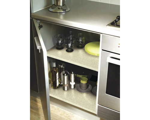 Keukenkast met servies, olieflessen en peper- en zoutmolens