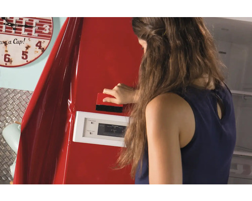 Vrouw brengt folie met rakel aan op koelkast