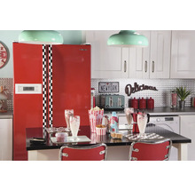Keuken in retrostijl met rode koelkast, eettafel en decoraties