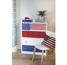 Commode in Amerikaans design met handdoeken, zeepdispenser, plant en stoel
