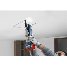 Persoon snijdt plafond met een Bosch multitool