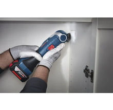 Gebruiker gebruikt multifunctioneel gereedschap om een kast te snijden