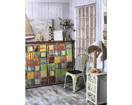 Decoratieve kamer met dressoir, stoel en nachtkastje in maritieme stijl.