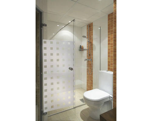 Lichte badkamer met douche en toilet