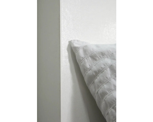 Detailopname van een wit kussen met decoratieve stiksels