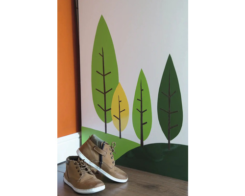 Decoratieve muurschildering met boomontwerp en paar veterschoenen