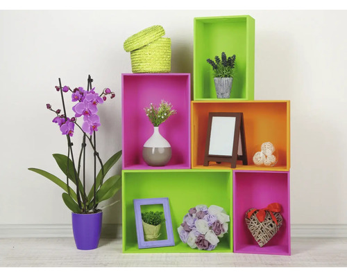 Decoratieve opbergdozen gestapeld met accessoires