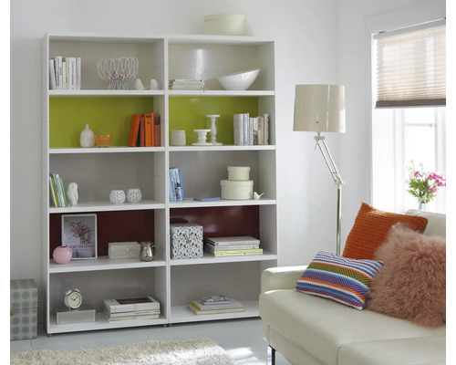 Woonkamer met witte boekenkast en decoratieve objecten