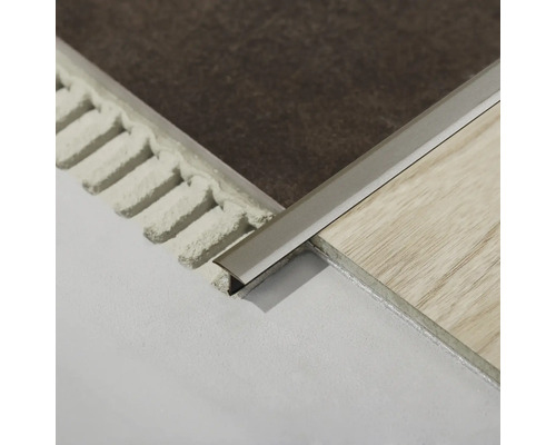Geïnstalleerde vloerprofielen tussen twee verschillende vloerbedekkingen