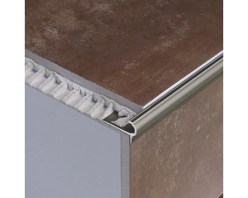 Metalen tegelprofiel op een tegelrand