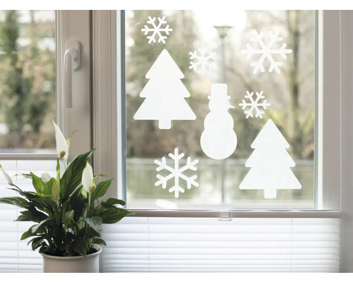 Decoratief raam met witte stickers in de vorm van sneeuwvlokken, kerstbomen en een sneeuwpop