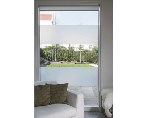 Raam met semi-transparant rolgordijnsysteem in een woonkamer