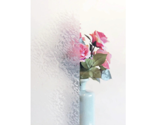 Decoratieve folie met ornamentstructuur naast bloemenvaas