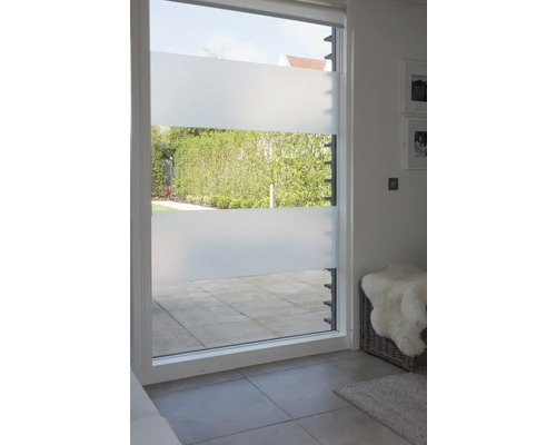 Raam met privacyfolie in een lichte kamer