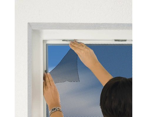 Montage van een insectenhor aan het raam