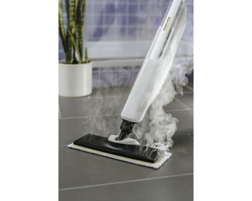 Stoomreiniger in gebruik op tegels