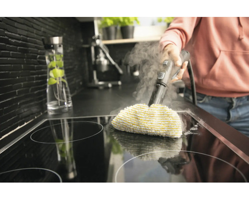 Stoomreiniger in gebruik op een kookplaat