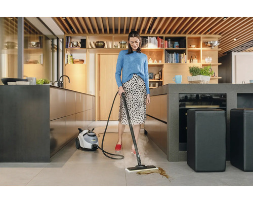 Vrouw reinigt keukenvloer met stoomreiniger