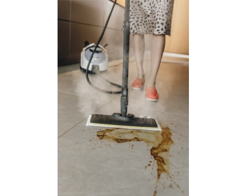 Vloerreiniging met stoomreiniger om vlekken te verwijderen