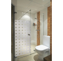 Badkamer met douche en toilet