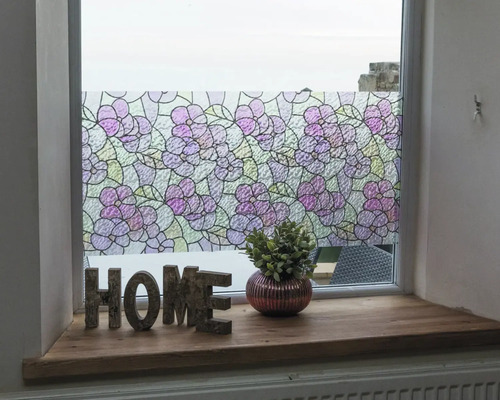 Raam met decoratieve bloemenfolie voor privacy