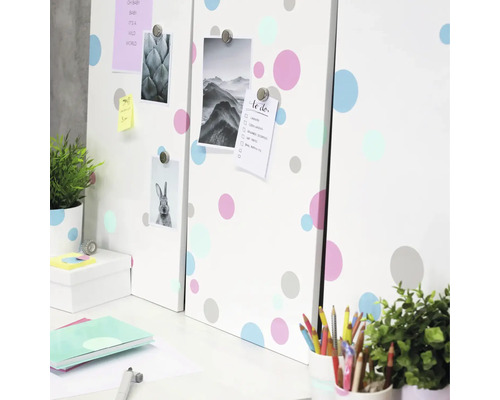 Decoratief magnetisch bord met kantoorartikelen en gekleurde stippen in de werkkamer