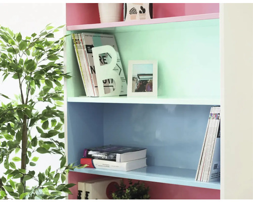 Boekenplank met boeken en decoraties voor de woonkamer