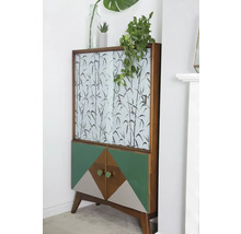 Decoratieve kast met bamboepatroon en gekleurde geometrische vormen
