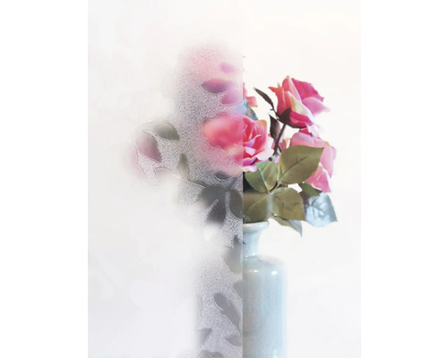 Raamfolie met bloemmotief naast een vaas met rozen