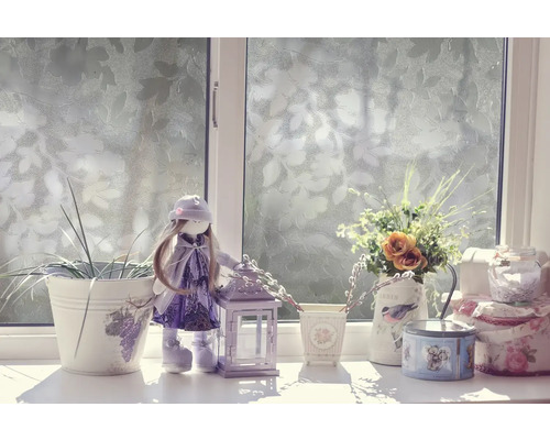 Decoratieve scène op een vensterbank met pop, lantaarn en bloemen in vazen