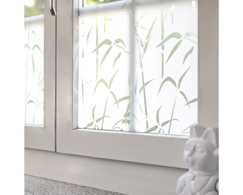 Raam met melkglasfolie en bamboepatroon voor meer privacy