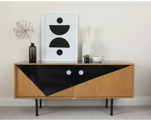 Dressoir met geometrisch patroon, decoratie en kunstwerk