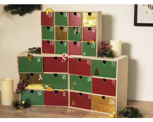 Adventskalender met 24 laden in groen en rood