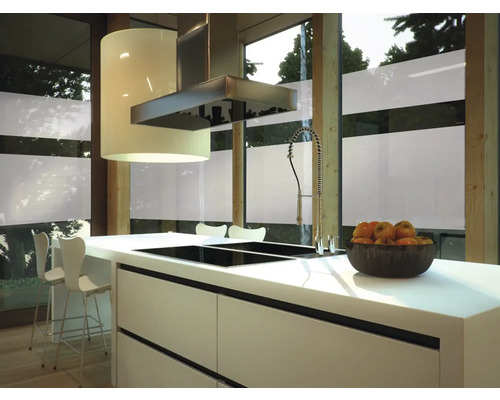 Moderne keuken met kookeiland, afzuigkap en groot raam