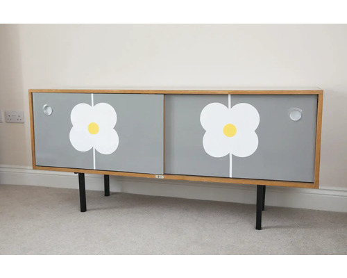 Dressoir met bloemdecoratie en schuifdeuren