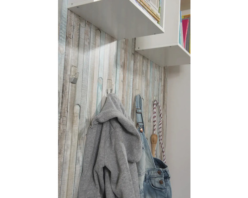 Decoratieve kamer met wandpanelen in houtlook, kapstokhaken en plank