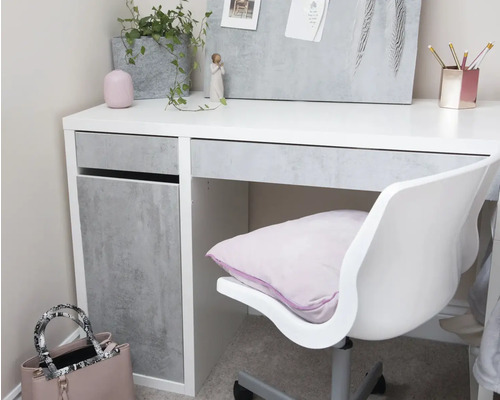 Bureau met kantoorbenodigdheden, plant, decoratie en bureaustoel