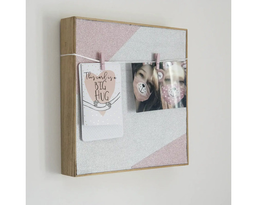 Decoratief memobord met geometrisch patroon en houten frame, inclusief kaart en foto