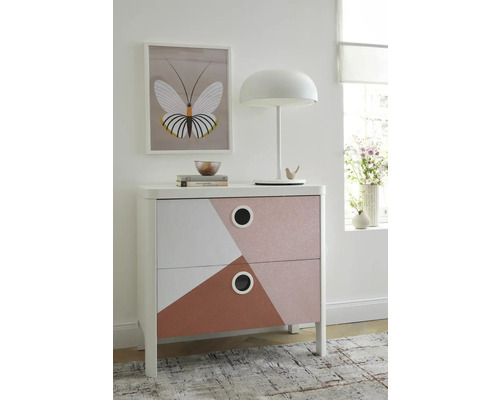 Commode met geometrisch design, lamp en afbeelding in kinderkamer