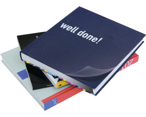 Stapel verschillende boeken met notitieboek bovenop