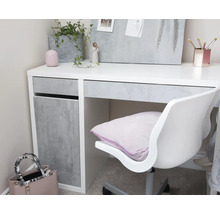 Werkkamer met bureau, bureaustoel en decoratie