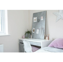 Bureau met memobord, stoel en decoratie in een lichte kamer.
