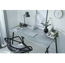 Bureau met stoel, lamp, laptop, planten en decoraties