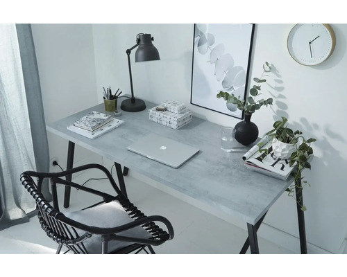Bureau met stoel, lamp, laptop, planten en decoraties