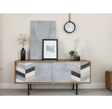 Woonkamer met dressoir met schuifdeuren en decoratieve elementen