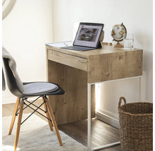 Lichte werkkamer met bureau, stoel, tablet en decoratie voor een georganiseerde werkomgeving