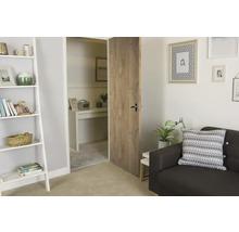Interieur met een houten deur en een aangrenzende werkkamer.