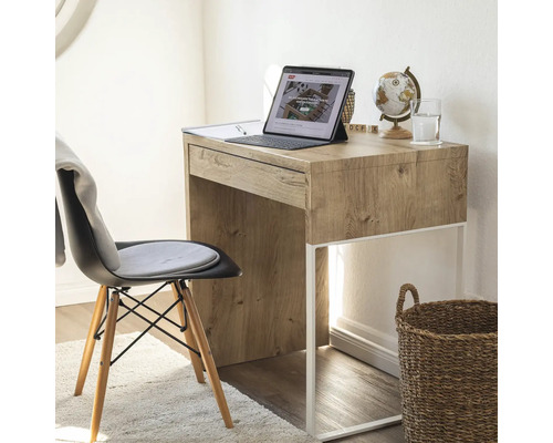 Lichte werkplek met bureau, stoel en decoratieve elementen voor een productieve omgeving