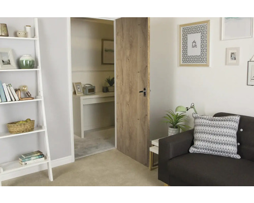 Binnendeur met houten decor in een lichte woonkamer