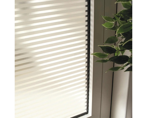 Raam met gestreepte privacyfolie